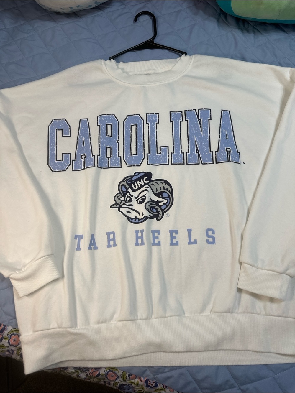 University of North Carolina Tar Heels White Crewneck Sweatshirt. Size L